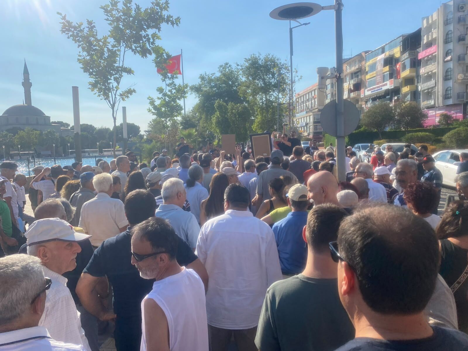 Chp Efeler’de Istifa Sonrası Yeni Parti Ilçe Binasına Yürüyüş (1)