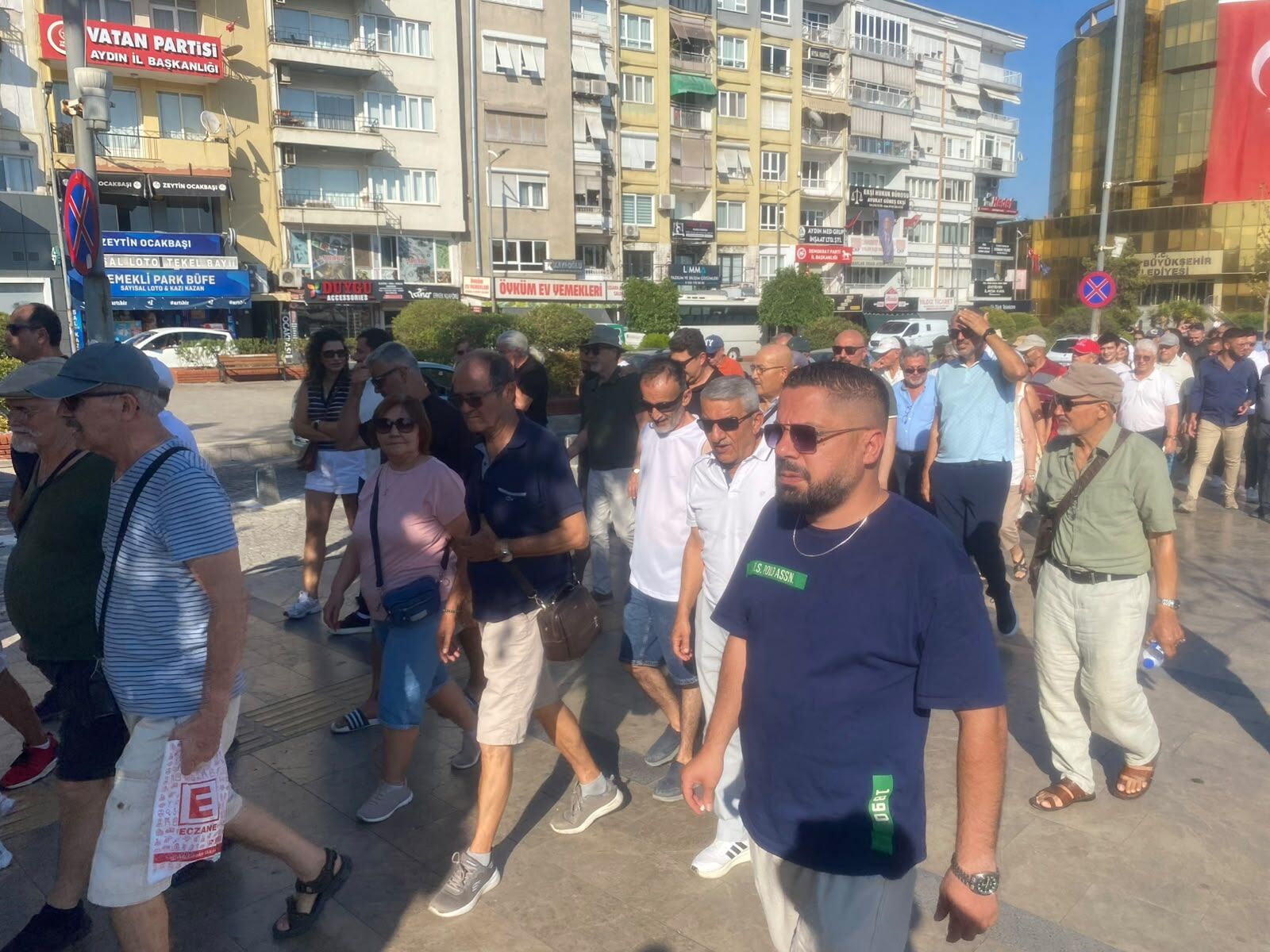 Chp Efeler’de Istifa Sonrası Yeni Parti Ilçe Binasına Yürüyüş (3)