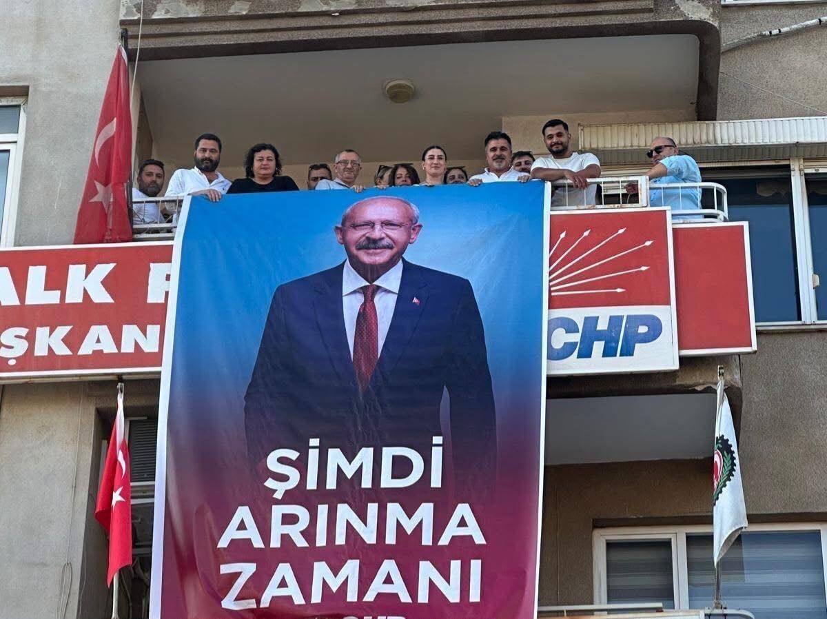 Chp Nazilli’de Atmaca’dan Ilk Mesaj Parti Binasına Kılıçdaroğlu Pankartı Asıldı (2)