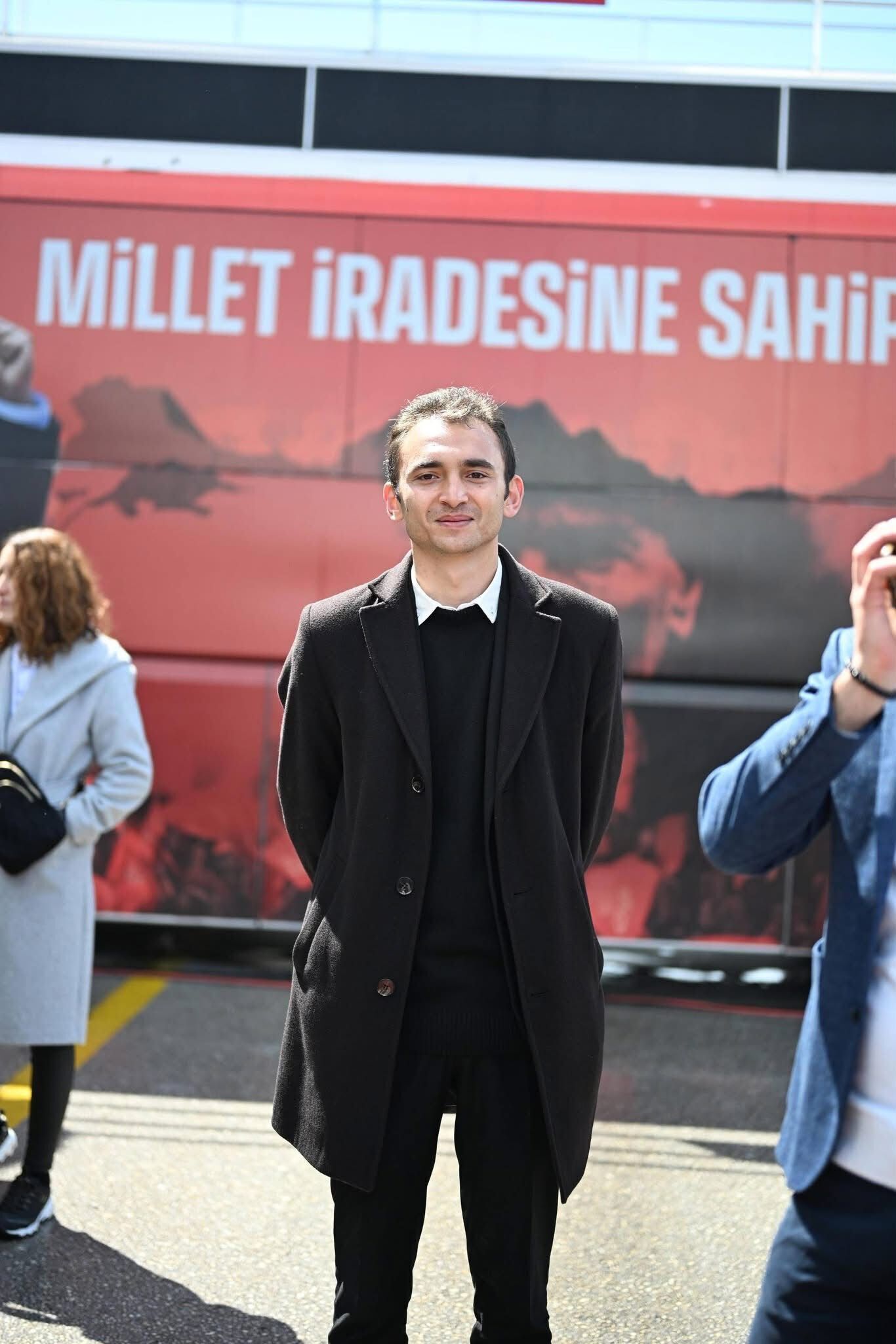 CHP’li Ökmen gençlerin isyanını bastırmaya çalışıyor!