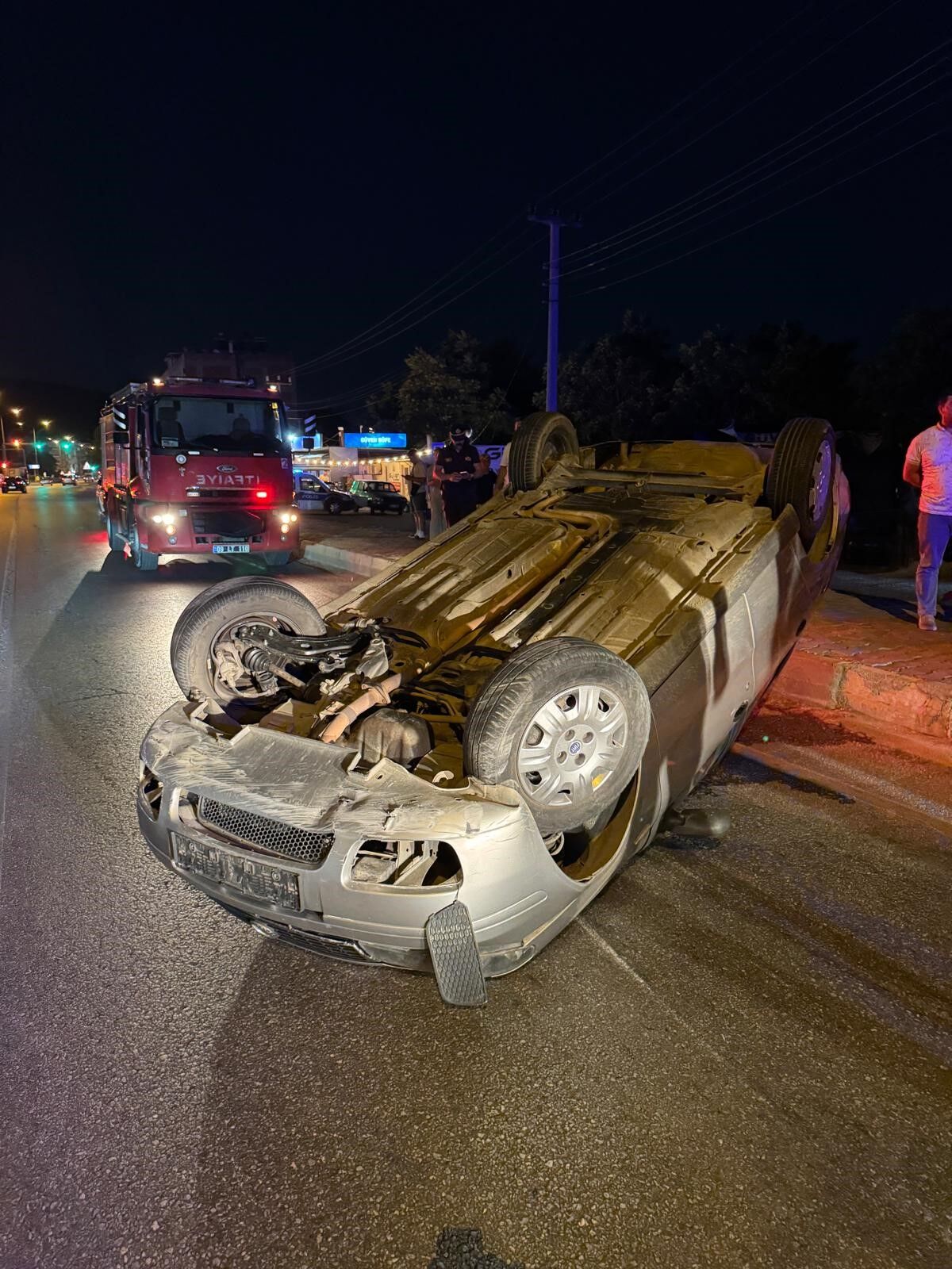 Çine’de Kontrolden Çıkan Araç Ters Döndü Sıkışan Sürücünün Imdadına Ekipler Yetişti (2)