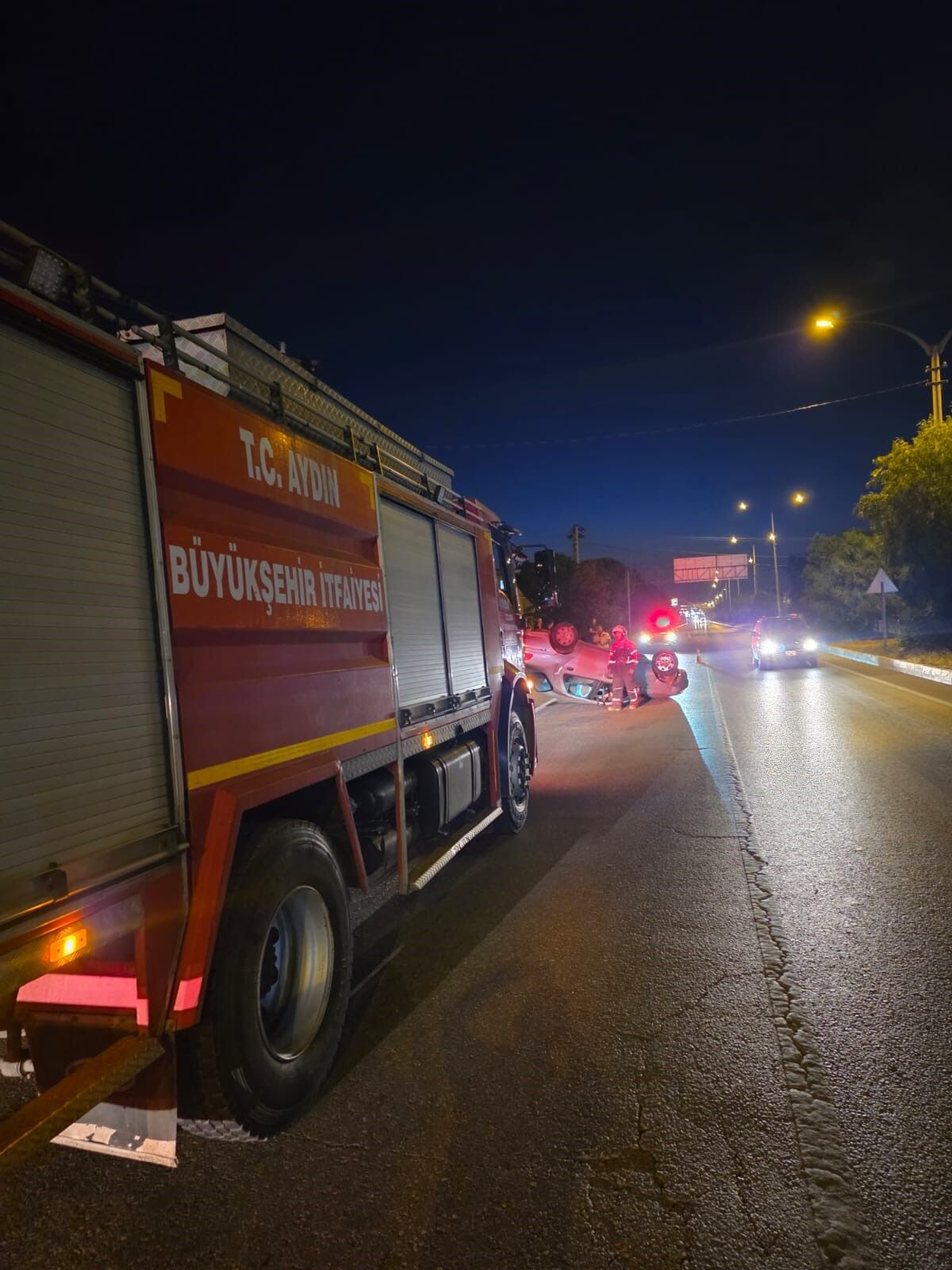 Çine’de Kontrolden Çıkan Araç Ters Döndü Sıkışan Sürücünün Imdadına Ekipler Yetişti (4)
