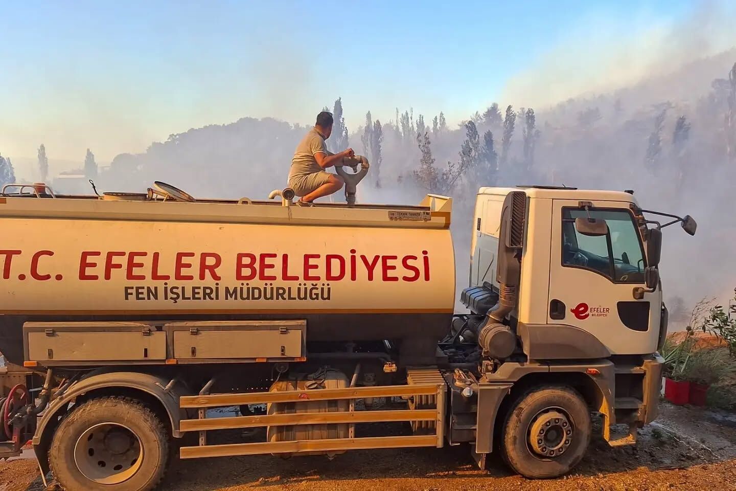 Cinedeki Yangina Efeler Belediyesinden Saha Destegi 682728 A25213