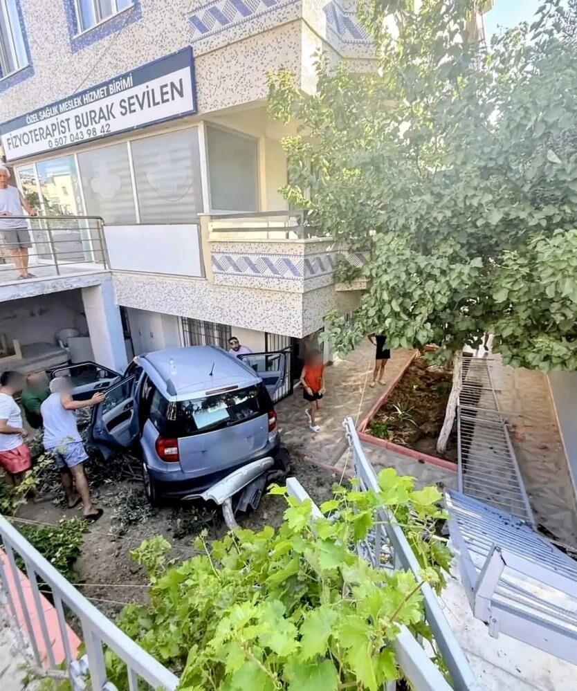 Didim’de Kontrolden Çıkan Araç Apartmanın Bahçesine Uçtu (1)