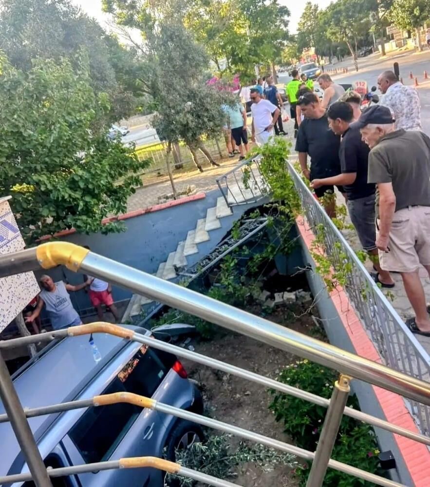 Didim’de Kontrolden Çıkan Araç Apartmanın Bahçesine Uçtu (2)