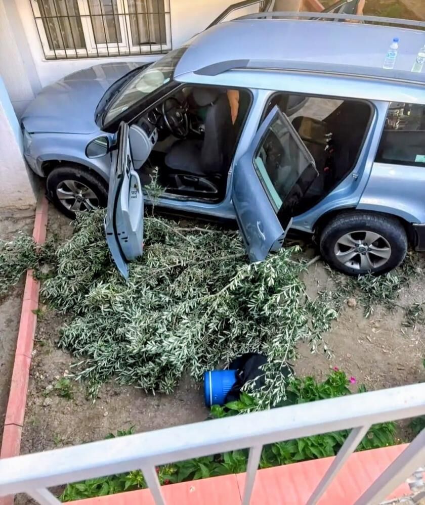 Didim’de Kontrolden Çıkan Araç Apartmanın Bahçesine Uçtu (3)