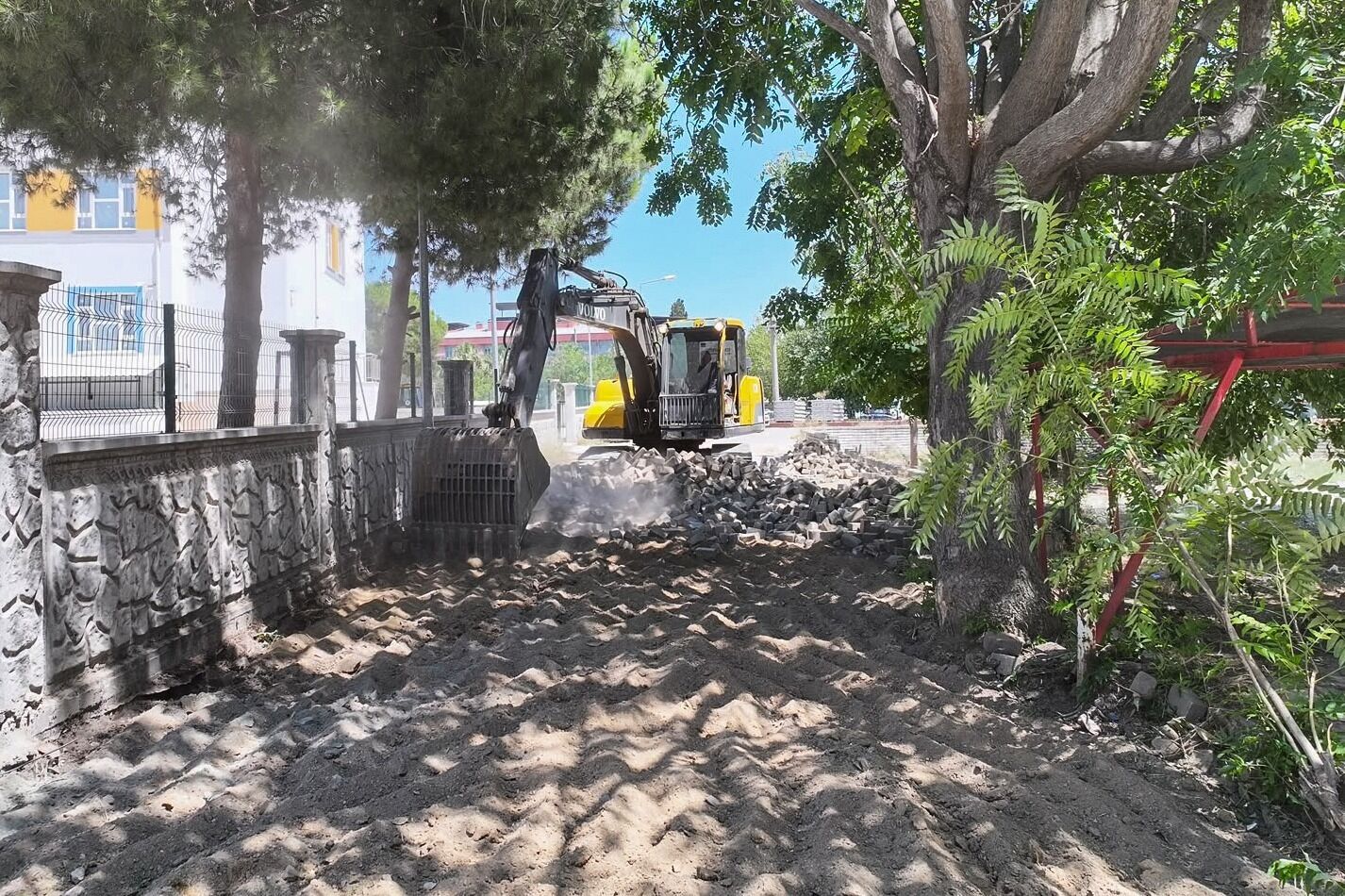 Efeler Belediyesi Yol Calismalarina Devam Ediyor Okul Yolund 682551 68B724