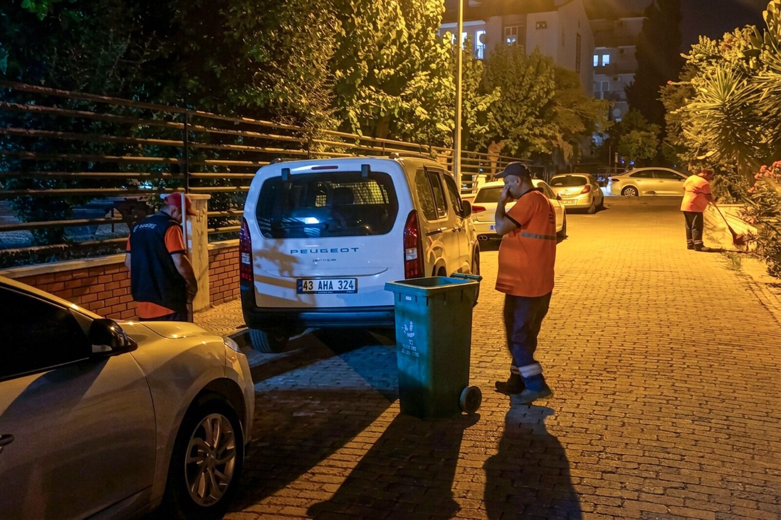 Efelerde Gece Mesaisi Temizlik Ekipleri Kose Bucak Calisiyor 677438 5527Cc