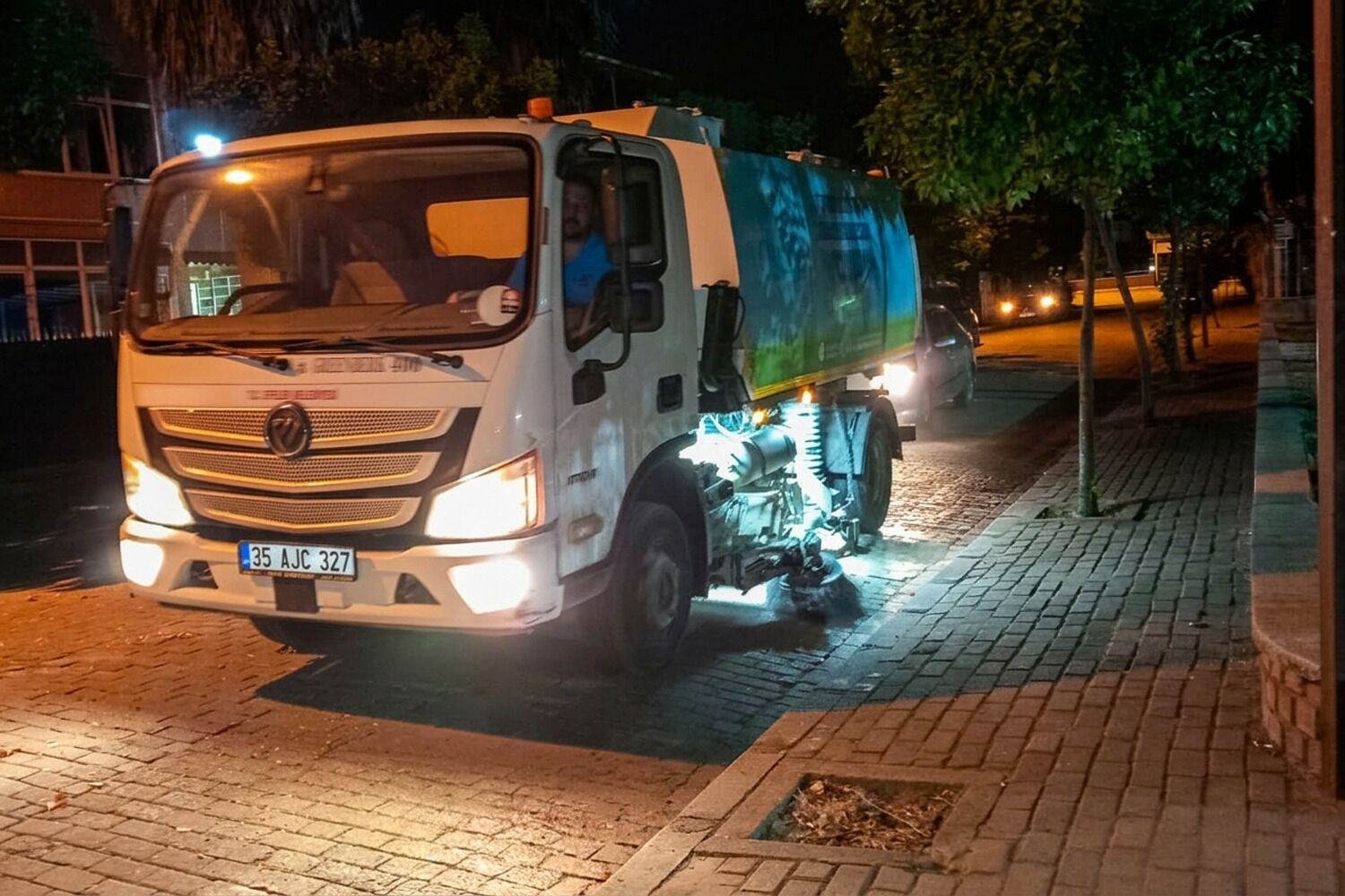 Efelerde Gece Mesaisi Temizlik Ekipleri Kose Bucak Calisiyor 677438 Fecf88