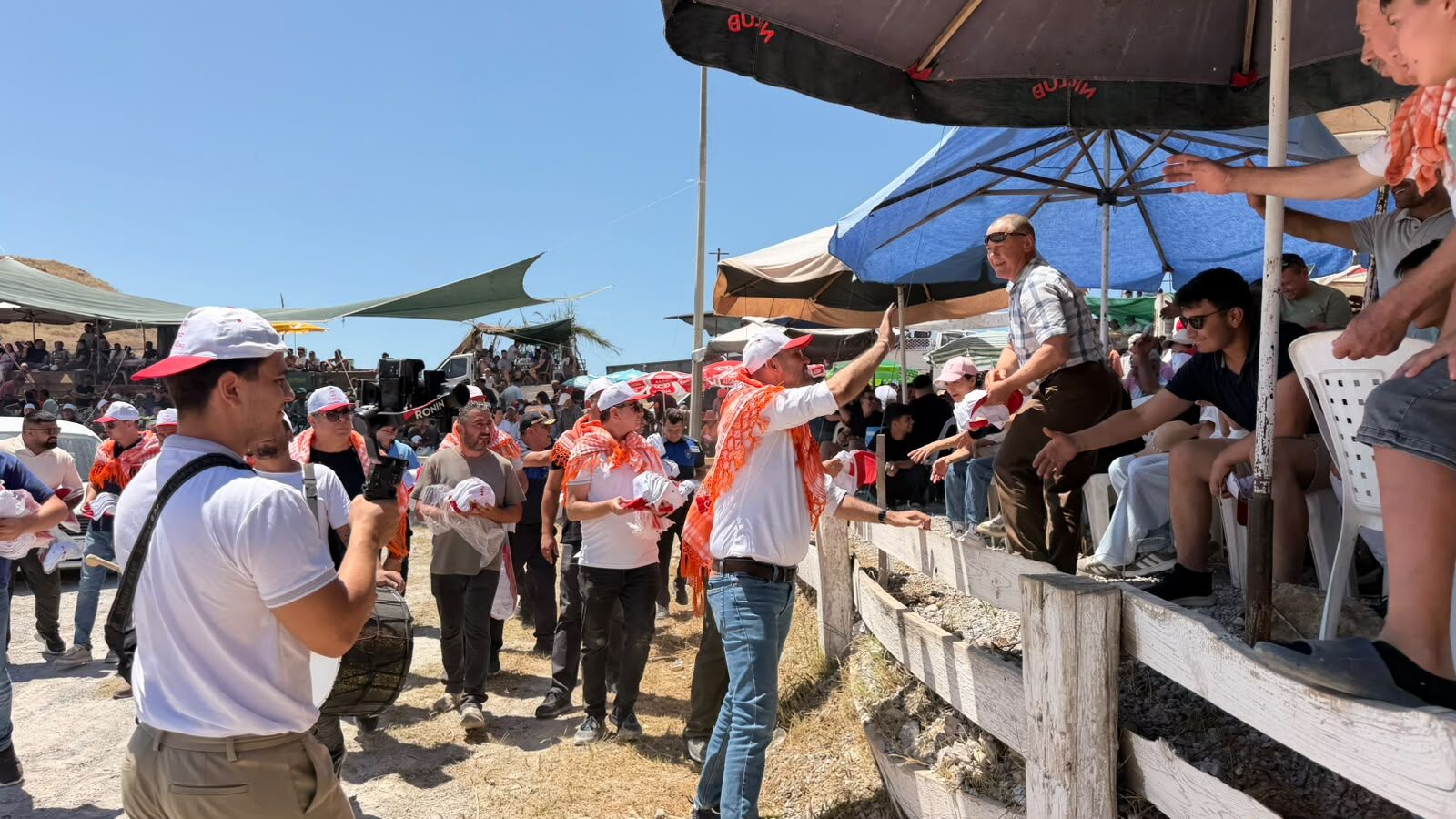 Germencik'te pehlivan boğalar arenaya çıktı