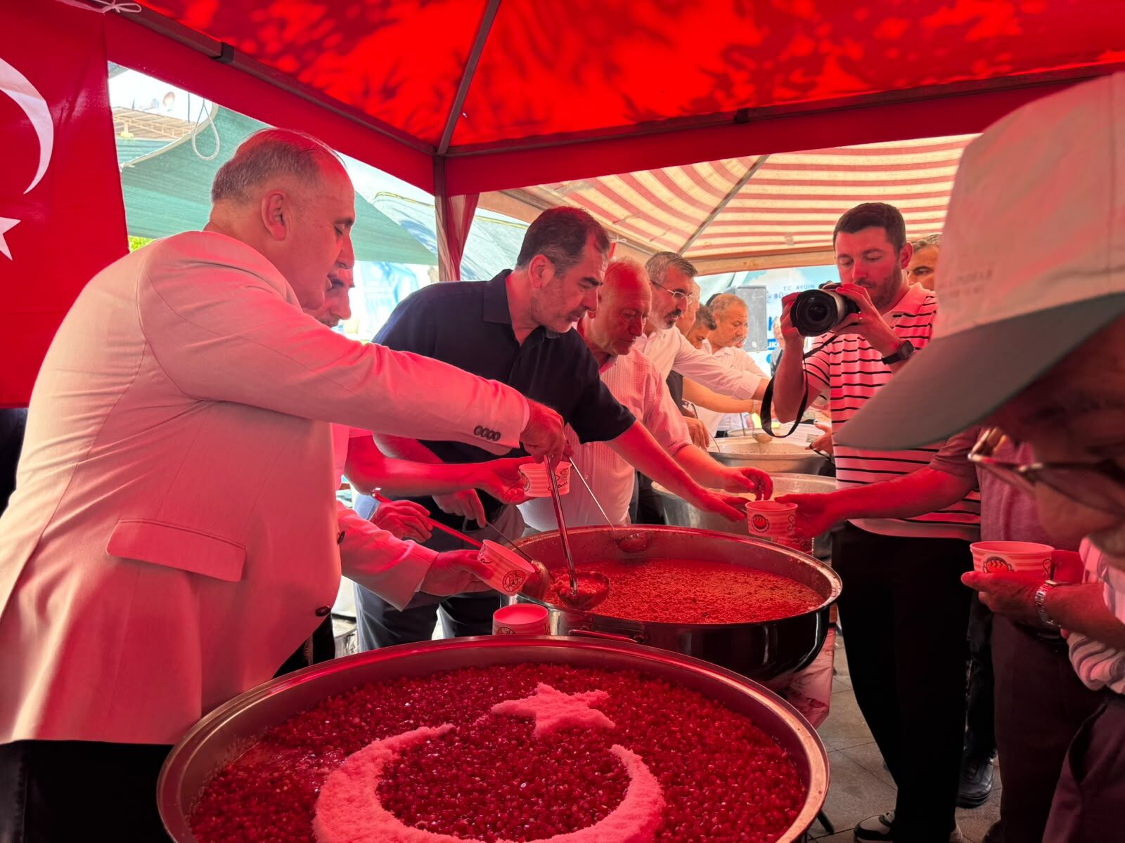 İncirliova Belediyesi binlerce kişiye aşure dağıttı