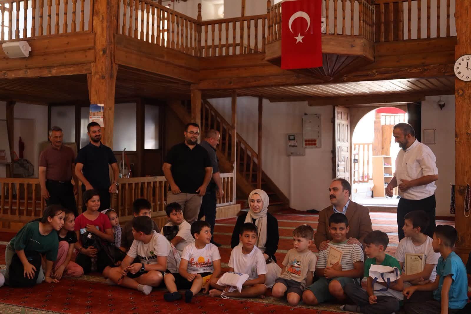 Karacasu’da Kur’an Kursu Öğrencilerine Sürpriz Kaymakam Battal Ve Eşinden Yaz Sıcağında Serinletici Jest (4)