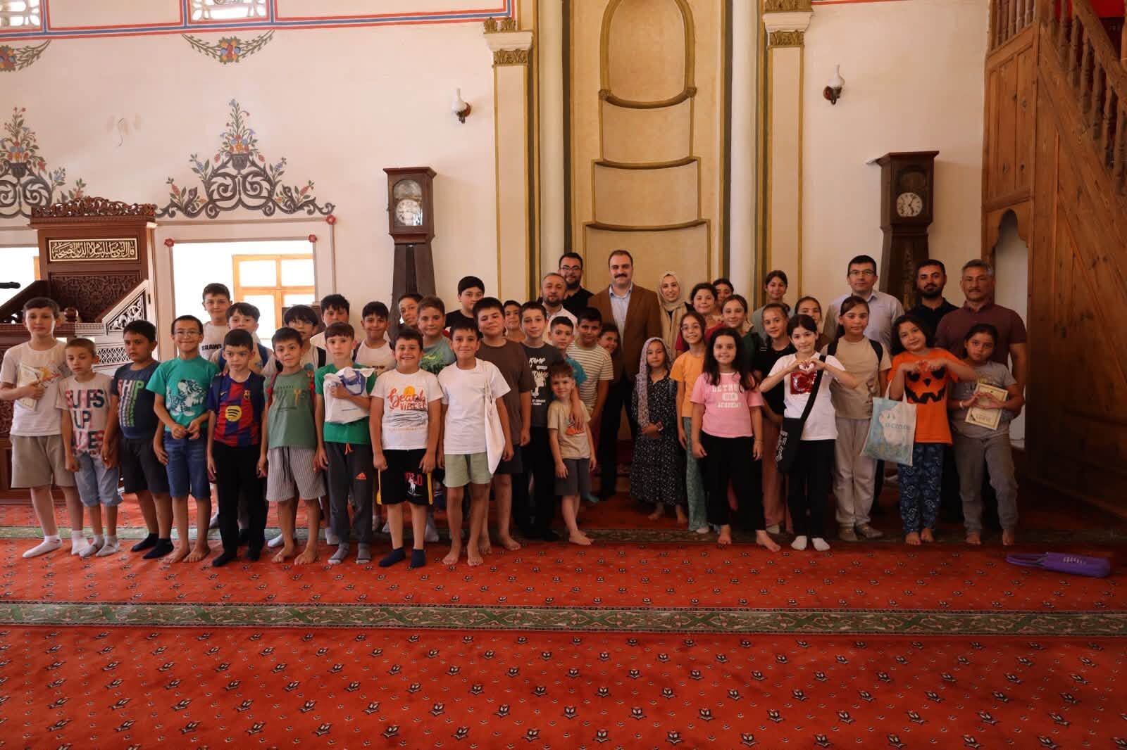 Karacasu’da Kur’an Kursu Öğrencilerine Sürpriz Kaymakam Battal Ve Eşinden Yaz Sıcağında Serinletici Jest (7)