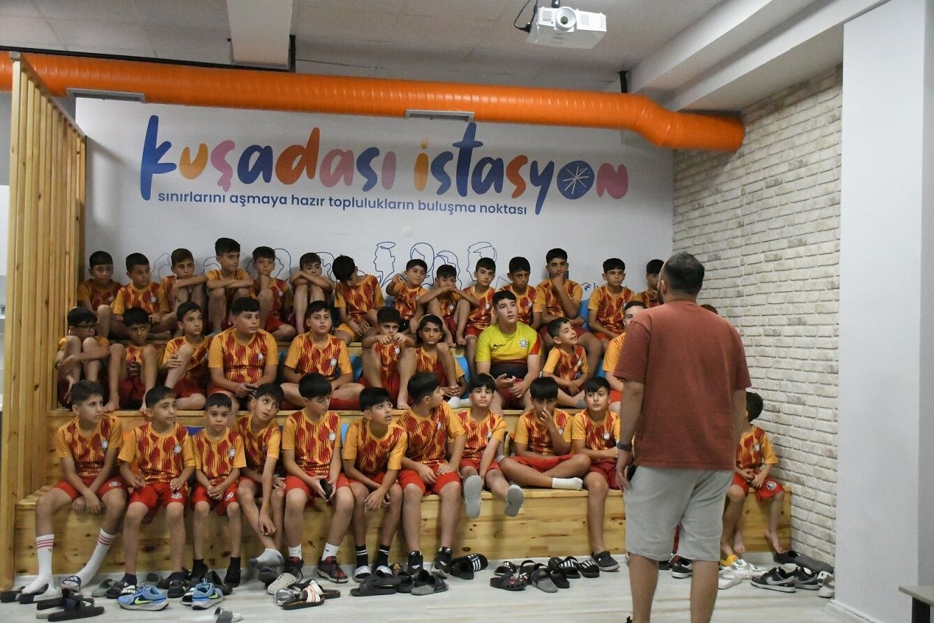 Kusadasi Belediyesi Nusaybinli Cocuklari Denizle Bulusturdu 677542 5Be56A