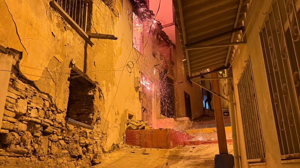 Kuşadası’nda Alevler Evi Sardı! Park Halindeki Araçlar Müdahaleyi Zorlaştırdı (2)