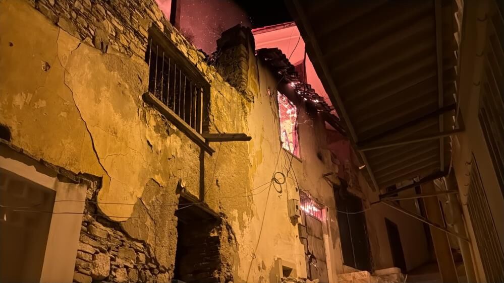 Kuşadası’nda Alevler Evi Sardı! Park Halindeki Araçlar Müdahaleyi Zorlaştırdı (4)