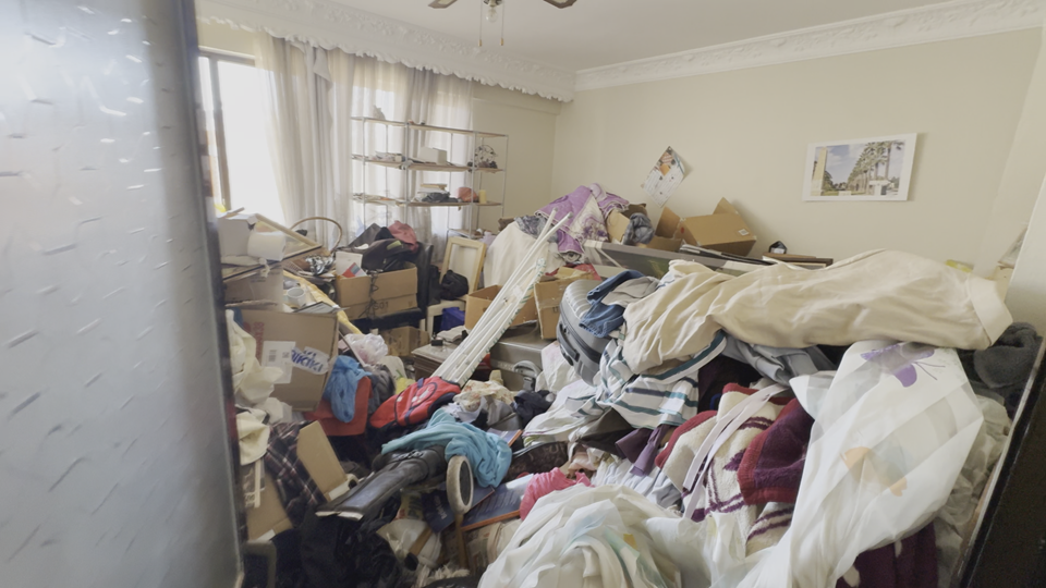 Kuşadası'nda çöp eve hızlı müdahale: 2,3 ton atık tahliye edildi
