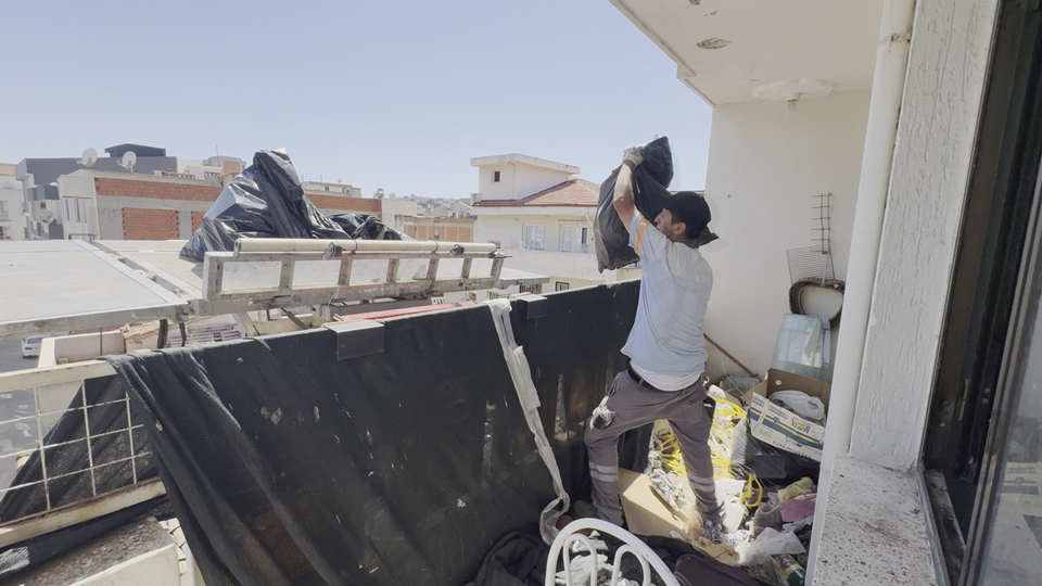 Kuşadası'nda çöp eve hızlı müdahale: 2,3 ton atık tahliye edildi