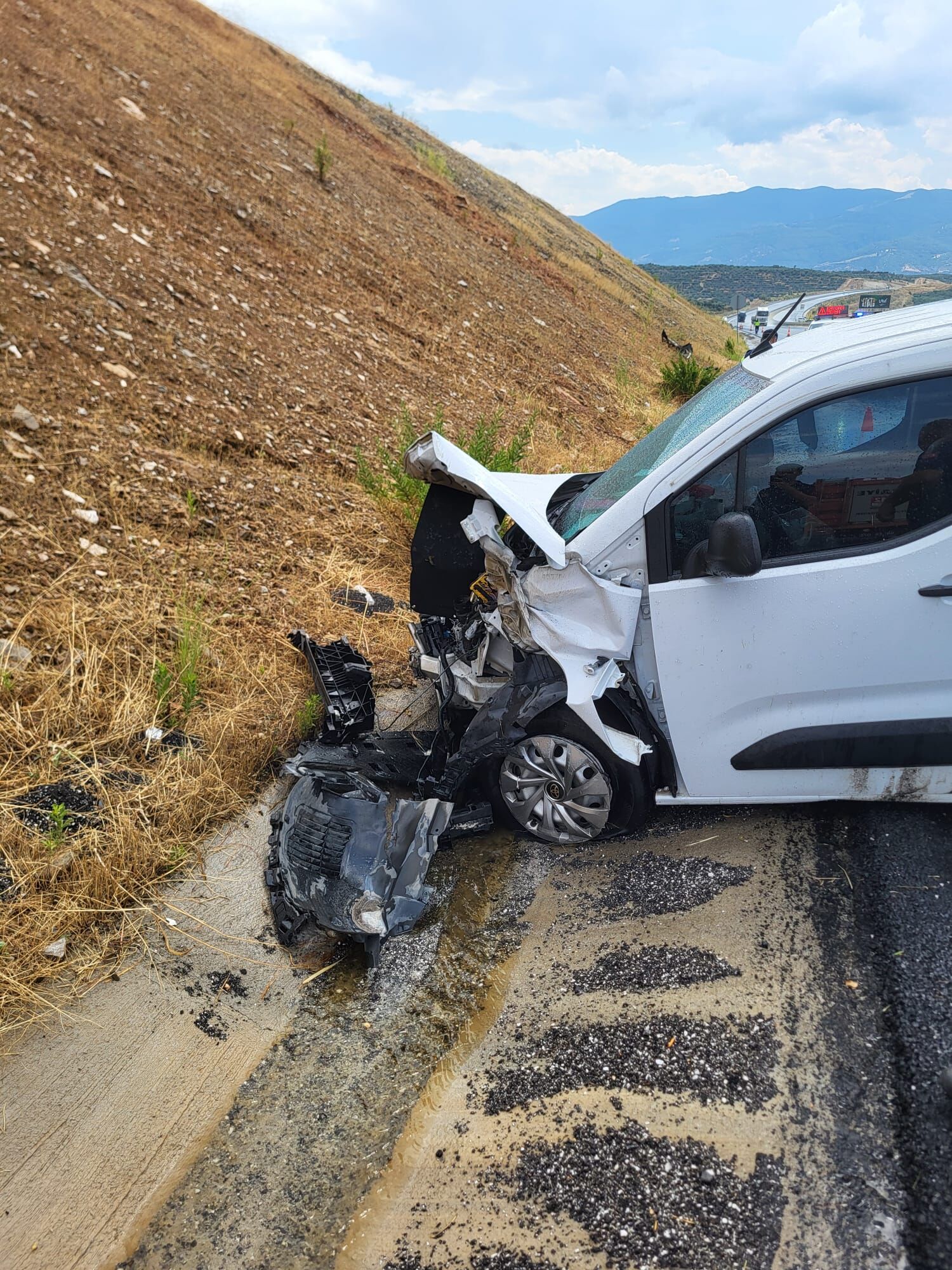 Kuyucak’ta Feci Kaza Otomobil Su Kanalına Uçtu (1)