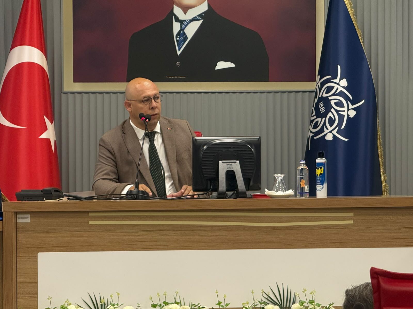 Mecliste tartışmanın adresi yine sinekler oldu!