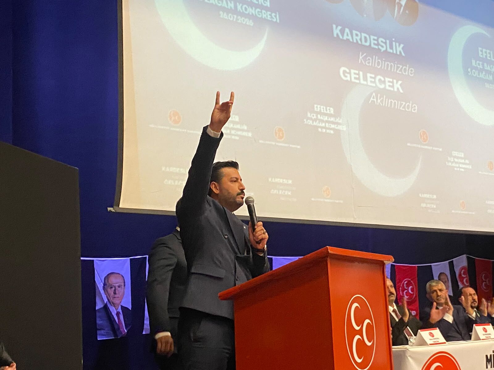 MHP Efeler’de coşkulu kongre: Gümüş başkan seçildi