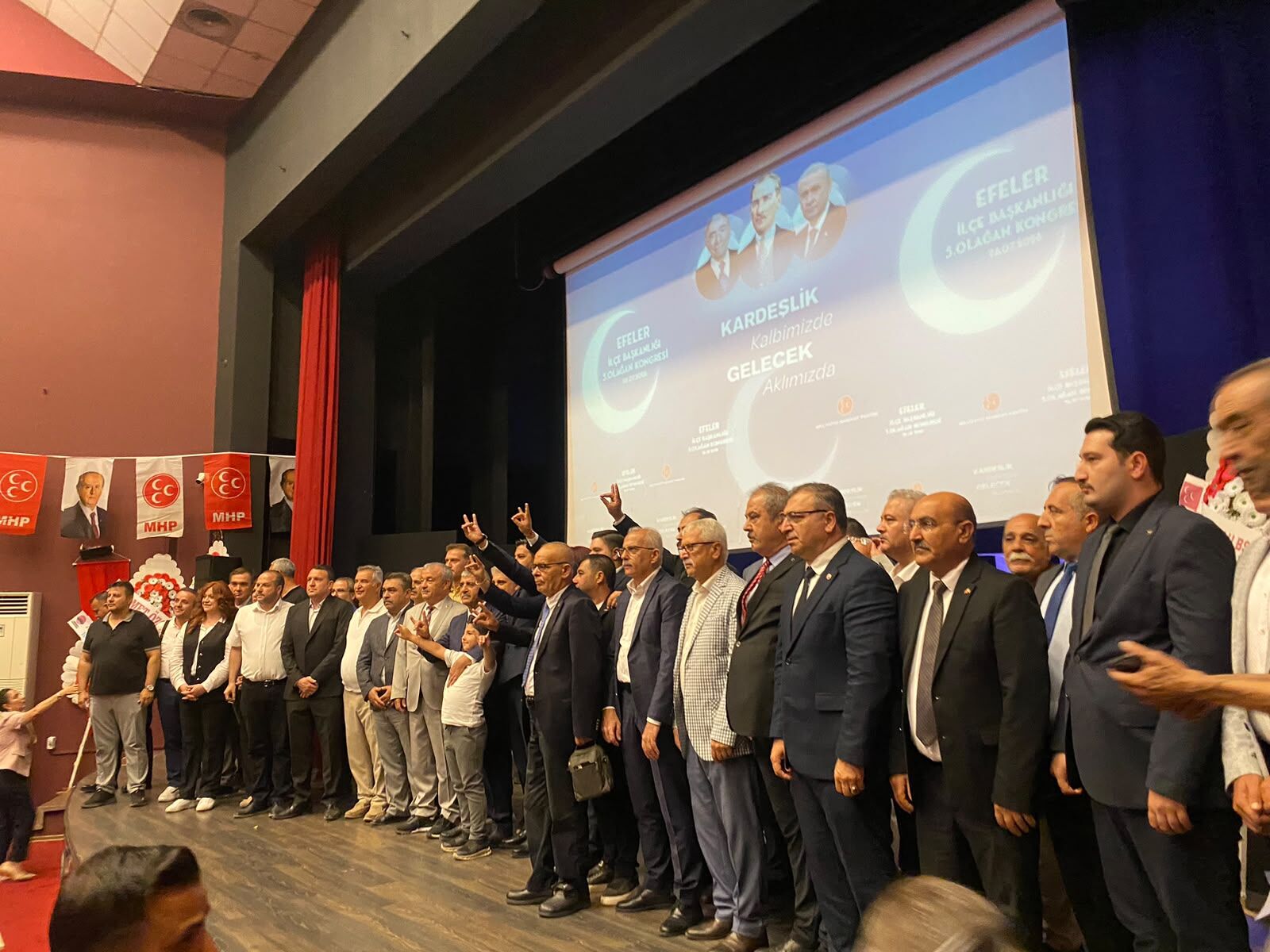 MHP Efeler’de coşkulu kongre: Gümüş başkan seçildi
