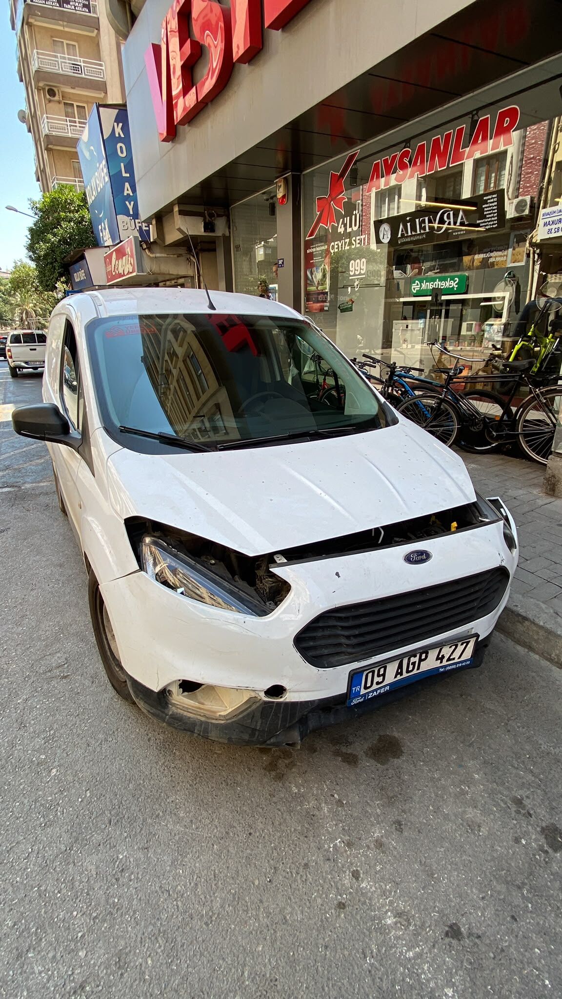 Nazilli’de cadde ortasında birbirlerine girdiler! Kazanın sonu hastanede bitti