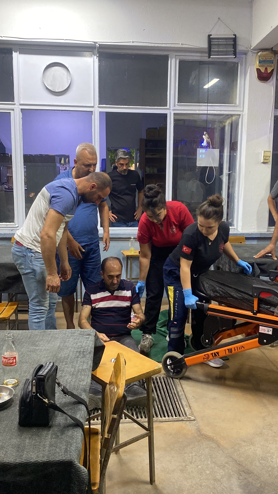 Nazilli’deki Kıraathanede Panik Yaşandı Fenalaşan Şahıs Hastaneye Kaldırıldı (2)