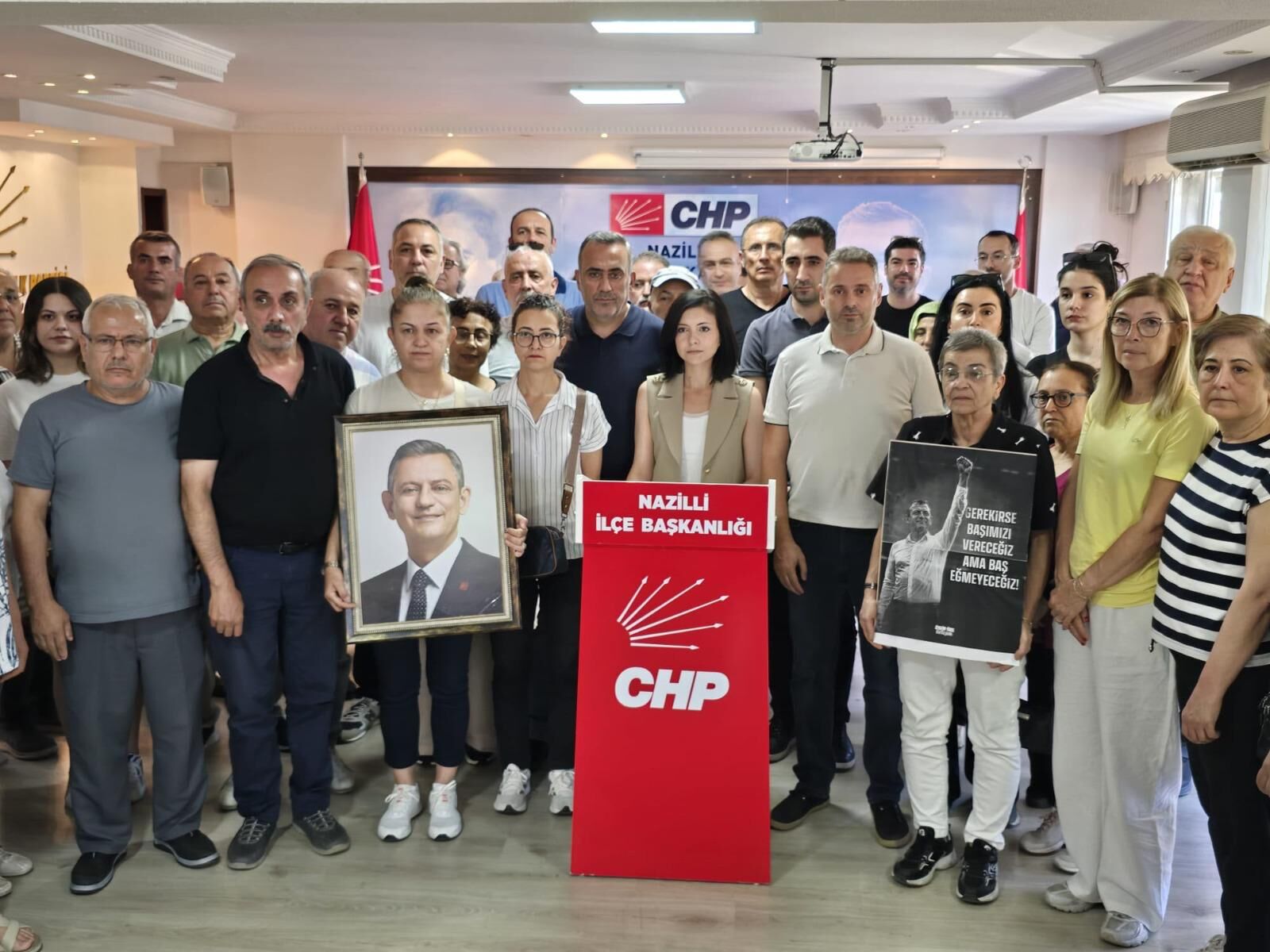 Ökmen Ve Parti̇li̇ler (2)