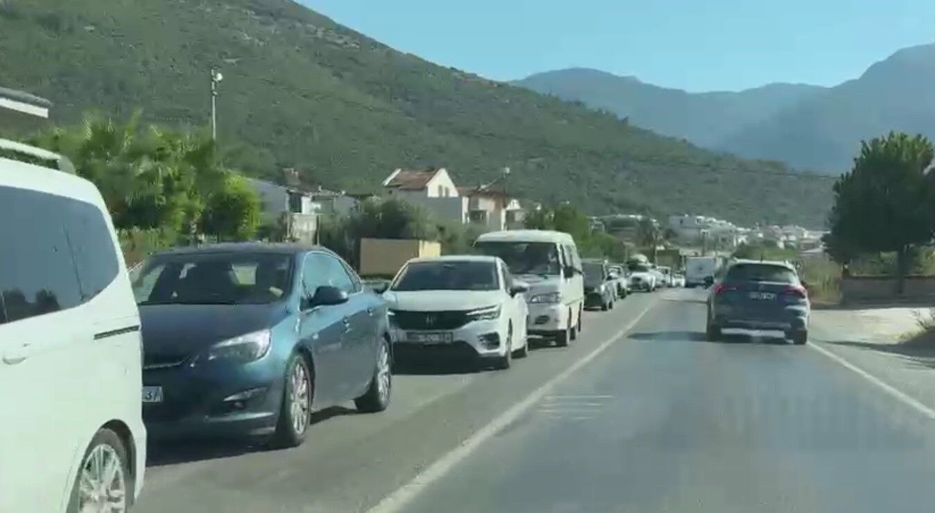 Tatilciler dönüşe geçti: Kuşadası'nda trafik durma noktasına geldi