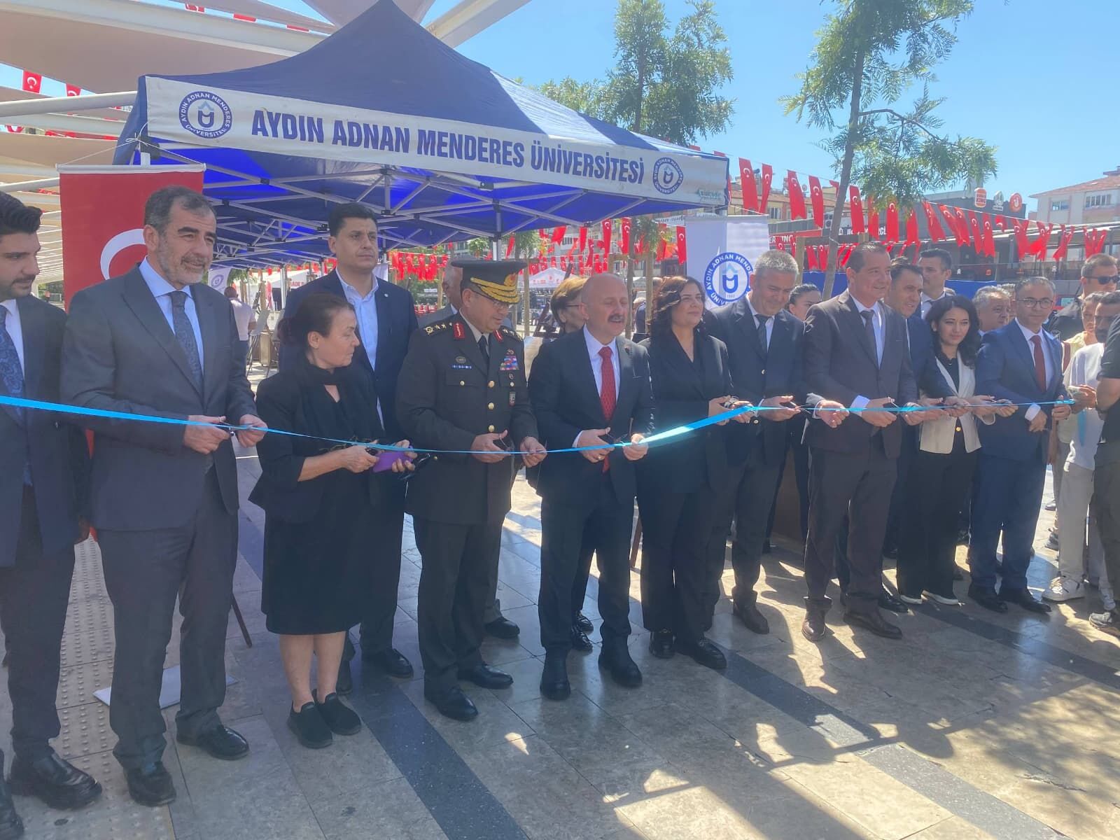 Vali Varol abide ve şehitlikleri ziyaret etti