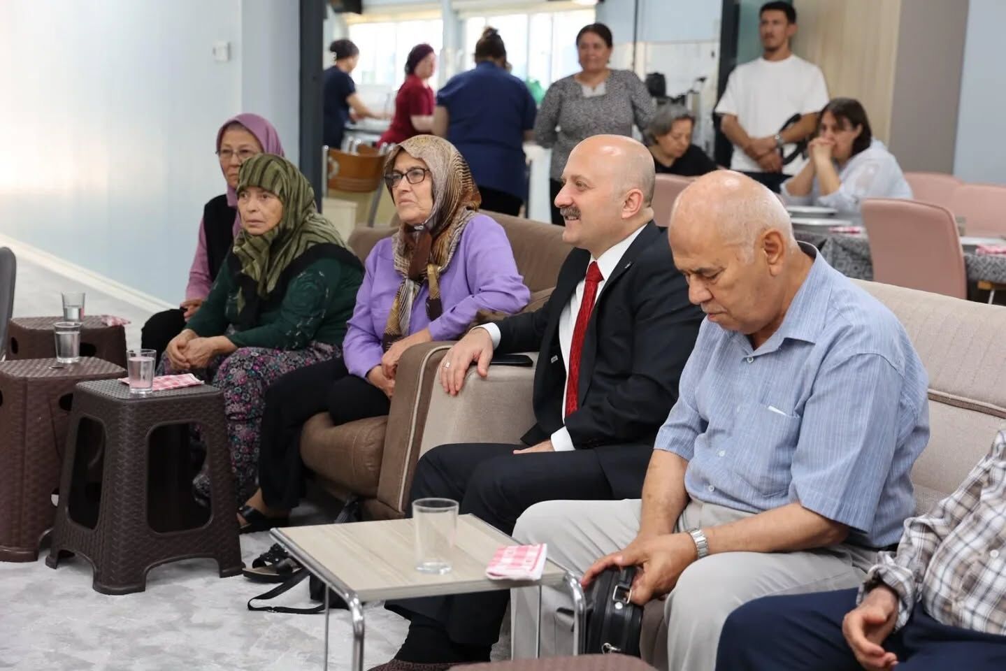 Vali Varol’dan yaşlı bakım merkezine ziyaret: Yaşlıların taleplerini dinledi