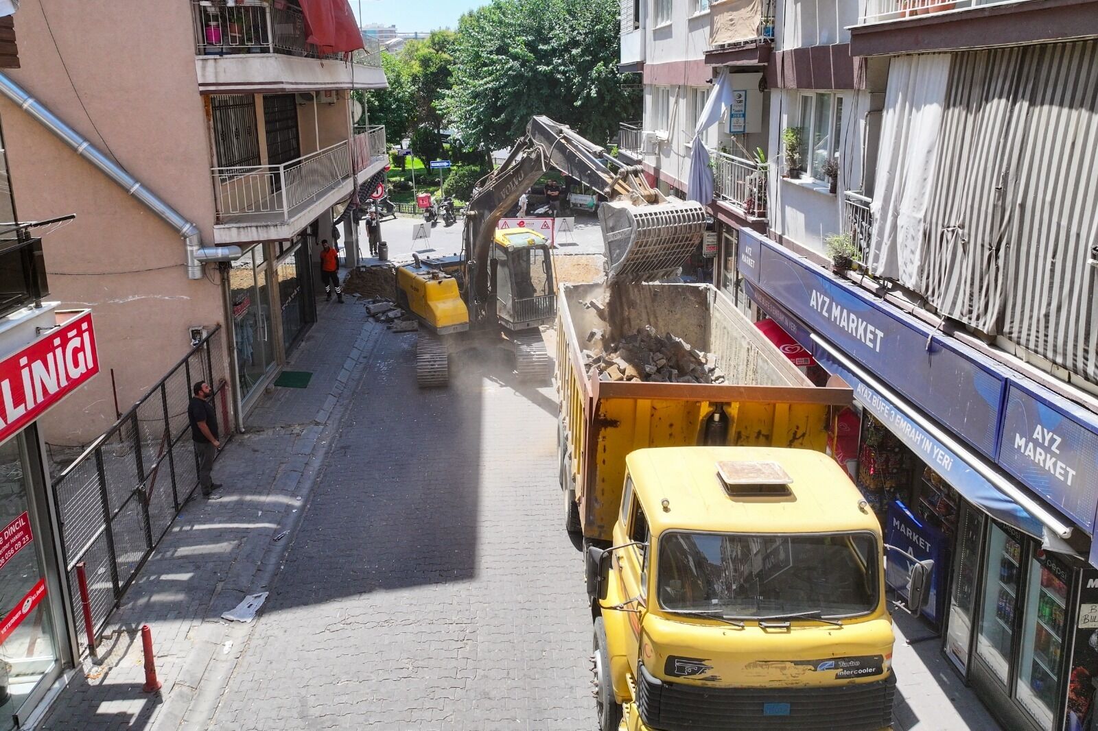 Yetişkin öncülüğünde asfaltlama çalışmaları devam ediyor