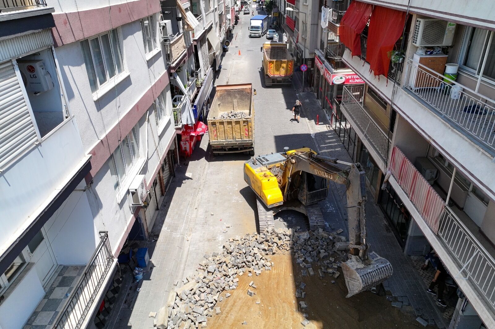Yetişkin öncülüğünde asfaltlama çalışmaları devam ediyor