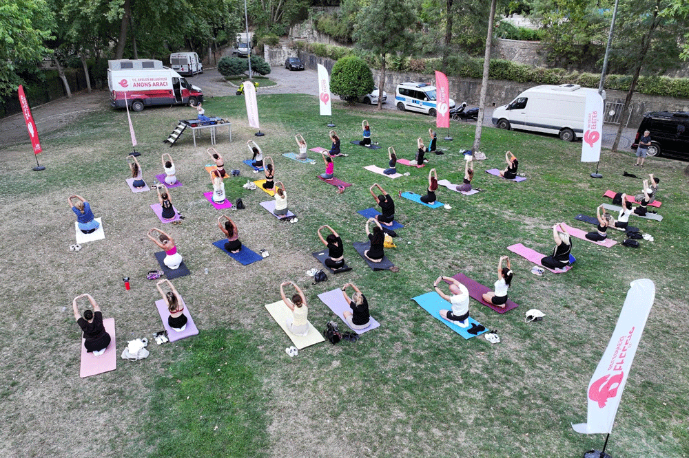 Yetişkin, vatandaşları yoga etkinliğinde buluşturdu