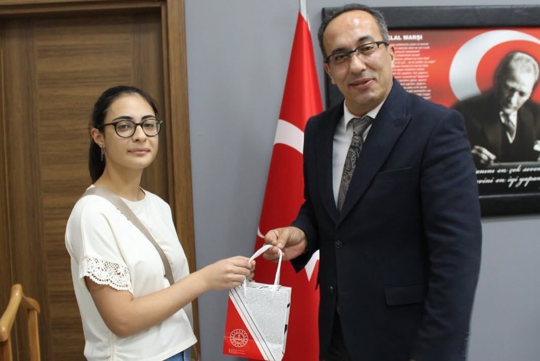 Yks’de Aydın’ı Gururlandıran Öğrencilerden Ziyaret Müdür Çomruk’a Ziyaret Derece Yapan Gençleri Ağırladı (1)