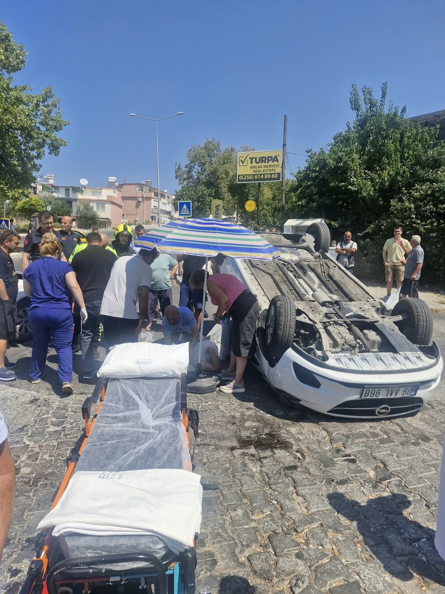 Kuşadası’nda korkunç kaza! Sürücü araçta sıkıştı