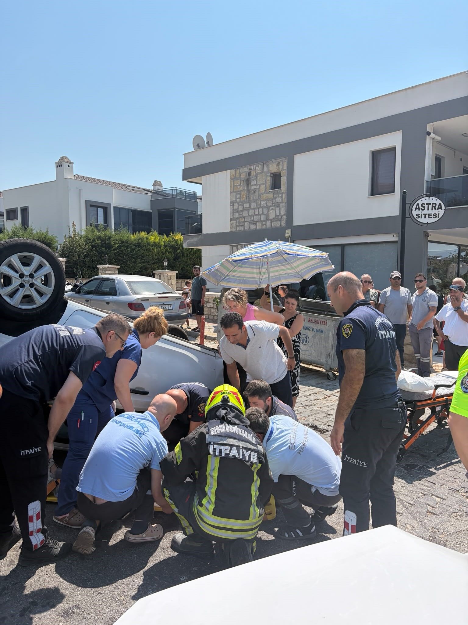 Kuşadası’nda korkunç kaza! Sürücü araçta sıkıştı