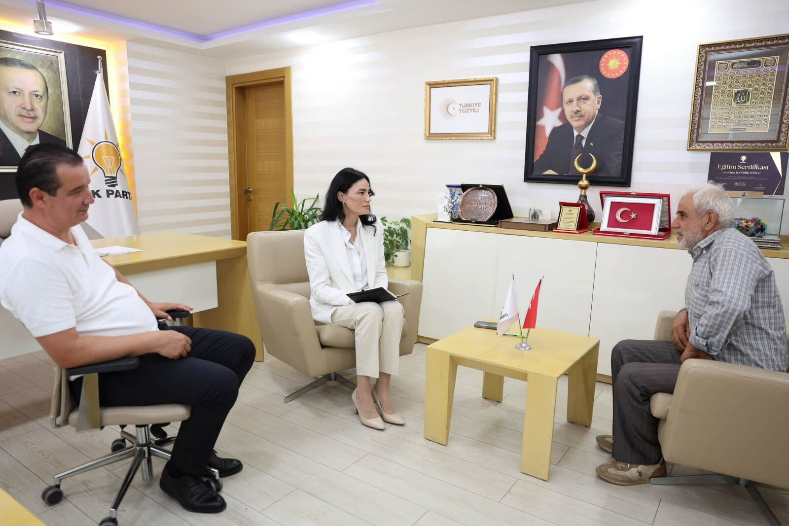 Ak Partili Sarıbaş Aydın’ın Nabzını Tuttu! Vatandaşların Sorun Ve Taleplerini Tek Tek Not Etti (3)