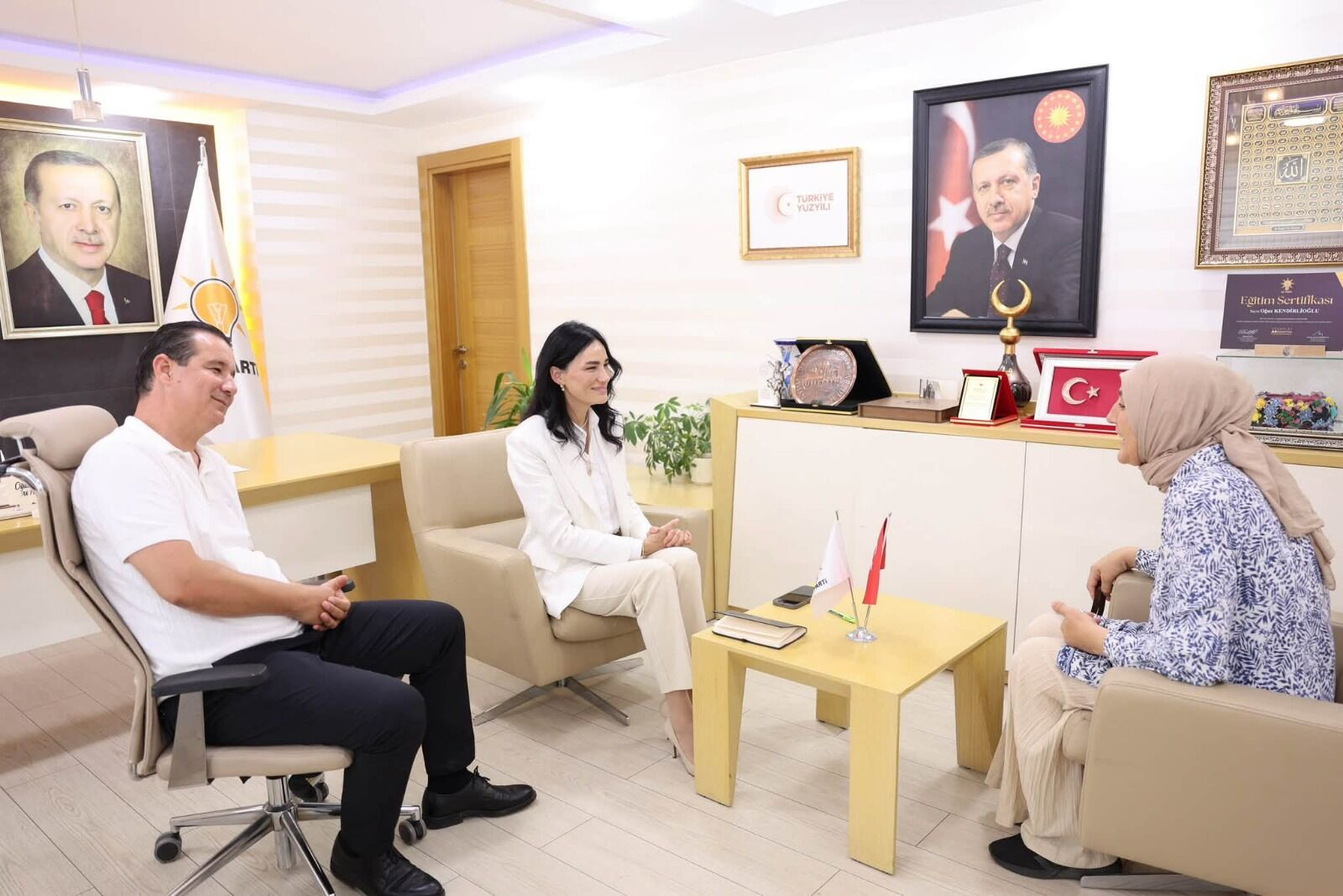 Ak Partili Sarıbaş Aydın’ın Nabzını Tuttu! Vatandaşların Sorun Ve Taleplerini Tek Tek Not Etti (6)