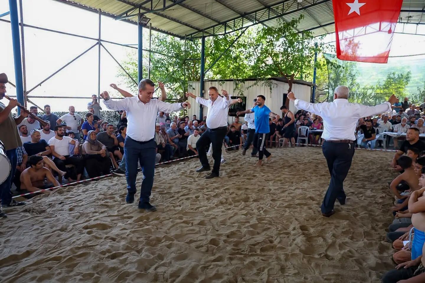 Asırlık gelenek Efeler’de canlandı: Pehlivanlar er meydanına çıktı