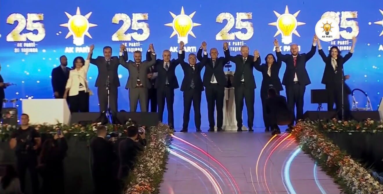 Aydın Milletvekili Ömer Karakaş Ak Parti’ye Katıldı Rozeti Erdoğan Taktı (1)
