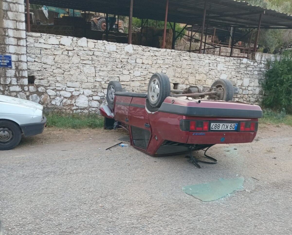 Aydın’da Ani Manevra Kaza Doğurdu Otomobil Ters Döndü (4)
