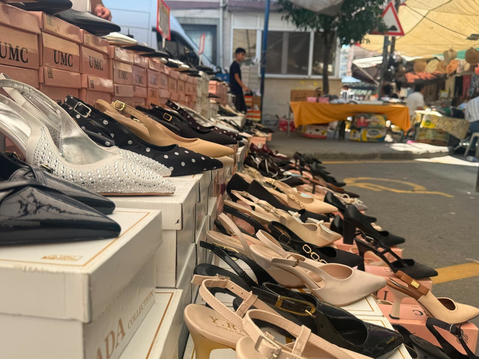 Aydın'da Düğün Sezonu Ayakkabıcılara Yaradı Pazarda 500 Liralık Topuklular Kapış Kapış Gidiyor (2)