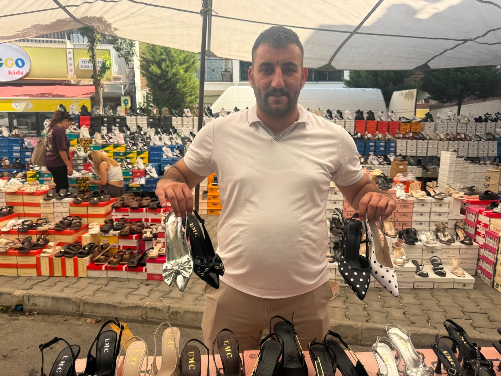 Aydın'da Düğün Sezonu Ayakkabıcılara Yaradı Pazarda 500 Liralık Topuklular Kapış Kapış Gidiyor (4)