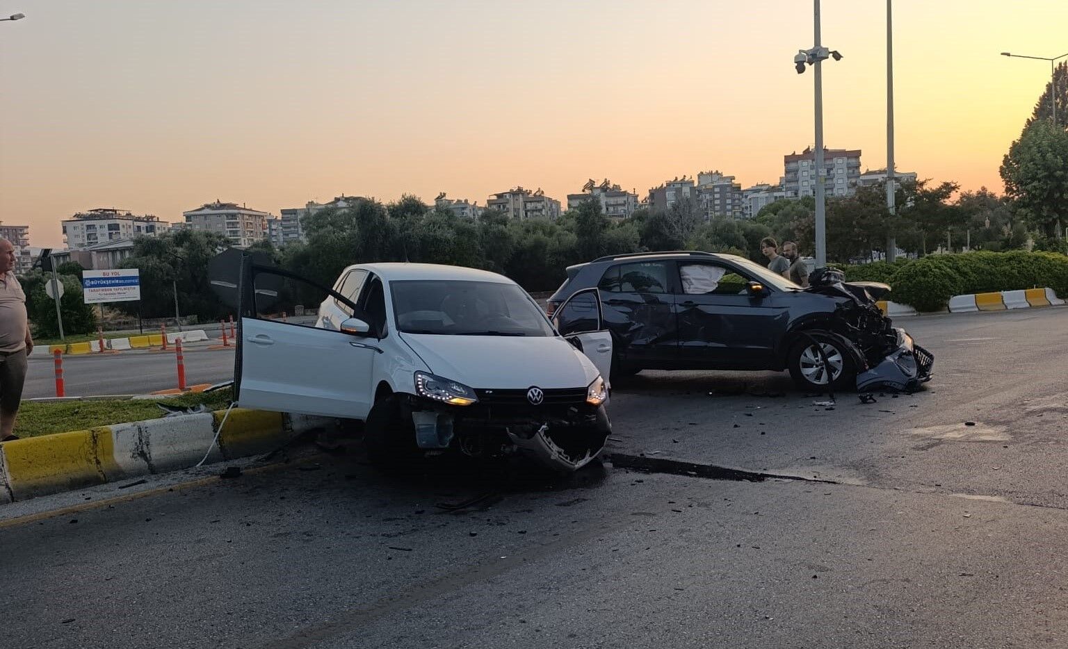 Aydın’da Otomobil Refüje Savruldu! 1 Yaralı (2)