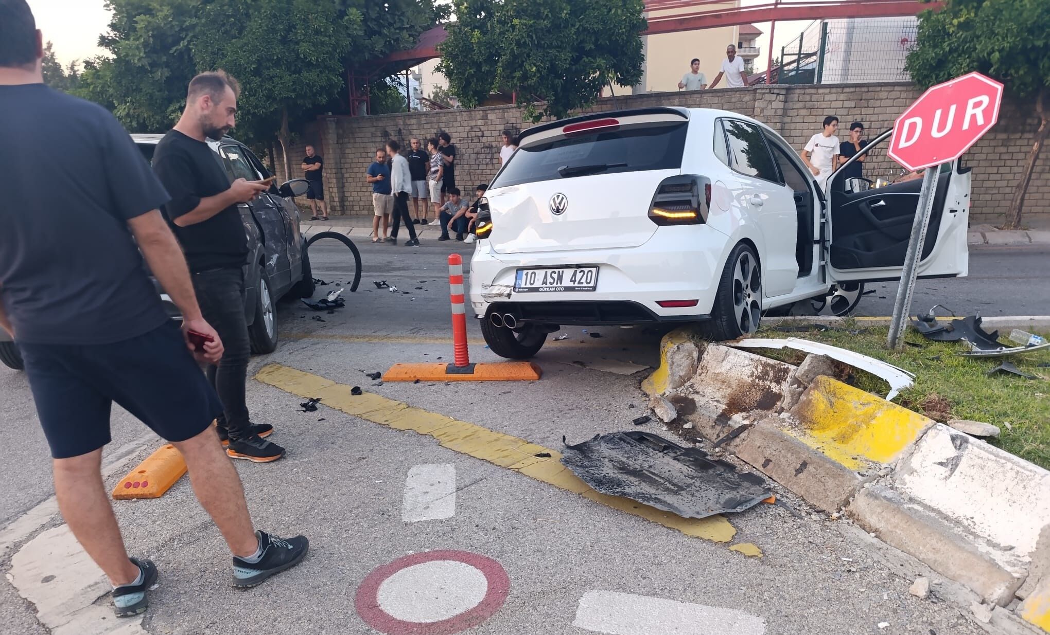 Aydın’da Otomobil Refüje Savruldu! 1 Yaralı (3)