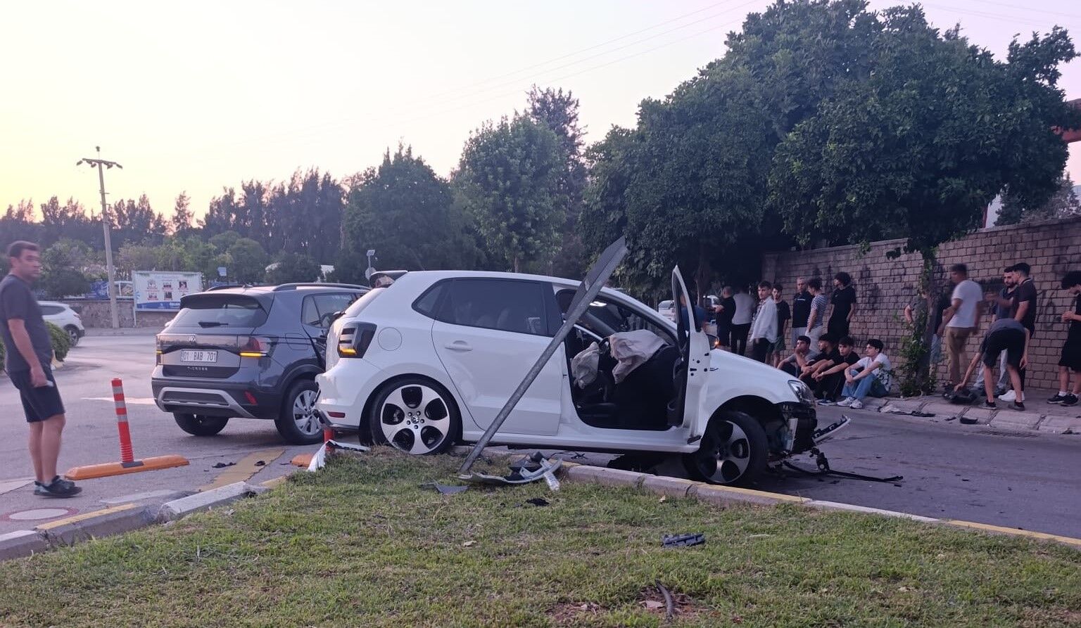 Aydın’da Otomobil Refüje Savruldu! 1 Yaralı (4)