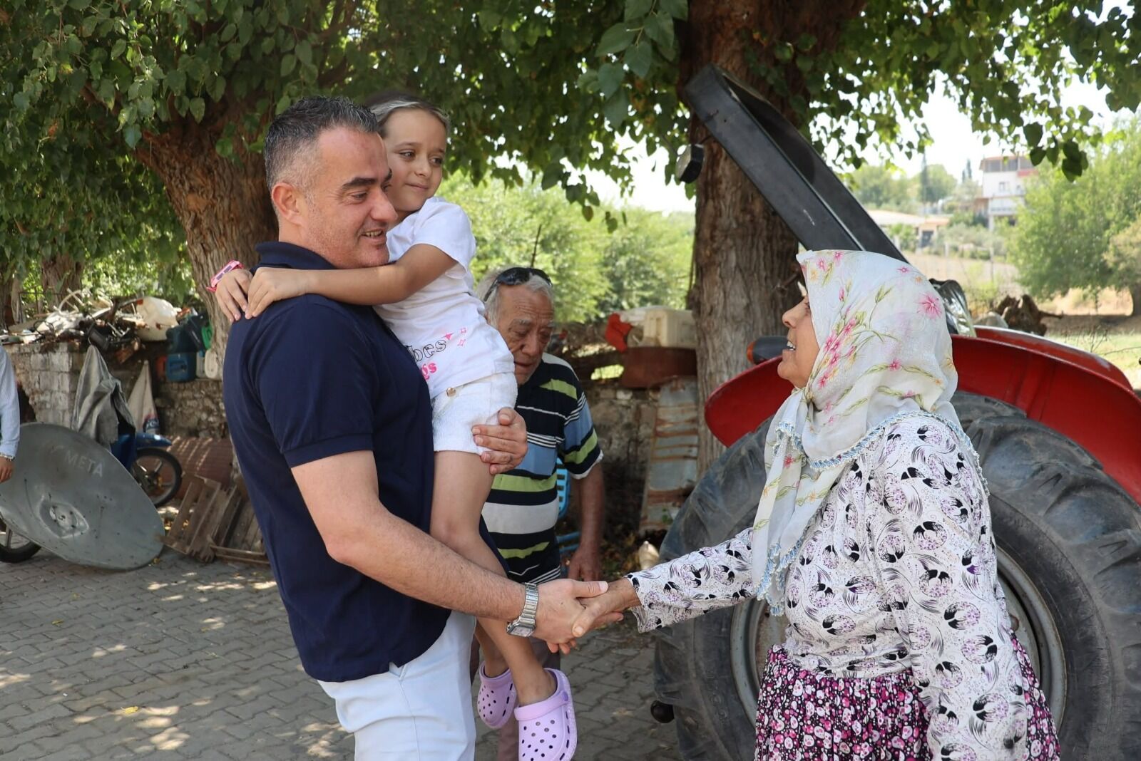 Aydın’da yanan bisikletine ağlayan minik Hazal’ın yüzü güldü! Başkan Arıcı yenisi hediye etti