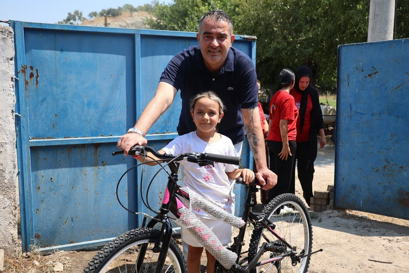 Aydın’da yanan bisikletine ağlayan minik Hazal’ın yüzü güldü! Başkan Arıcı yenisi hediye etti